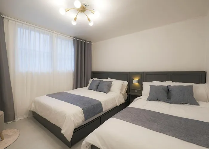 Berry House#홍대역3번출구도보1분#1층평지#최상의위치#무료짐보관#4인기본숙소 *