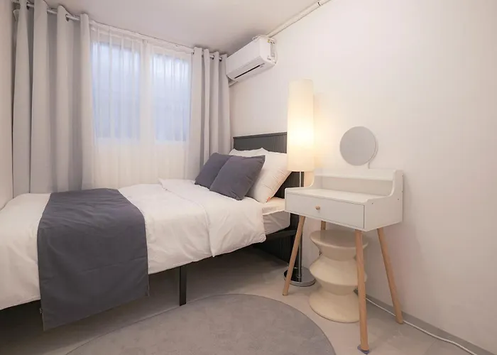 Berry House#홍대역3번출구도보1분#1층평지#최상의위치#무료짐보관#4인기본숙소