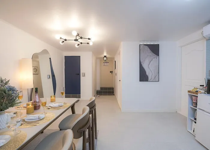 Berry House#홍대역3번출구도보1분#1층평지#최상의위치#무료짐보관#4인기본숙소