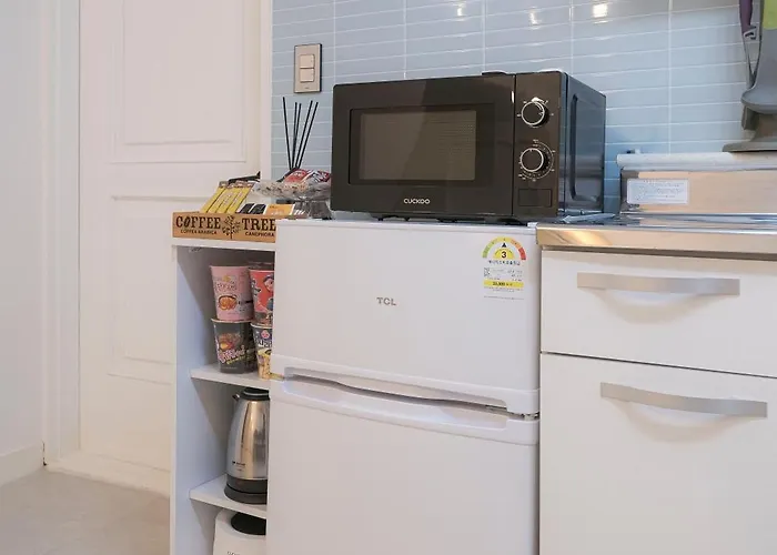 Berry House#홍대역3번출구도보1분#1층평지#최상의위치#무료짐보관#4인기본숙소